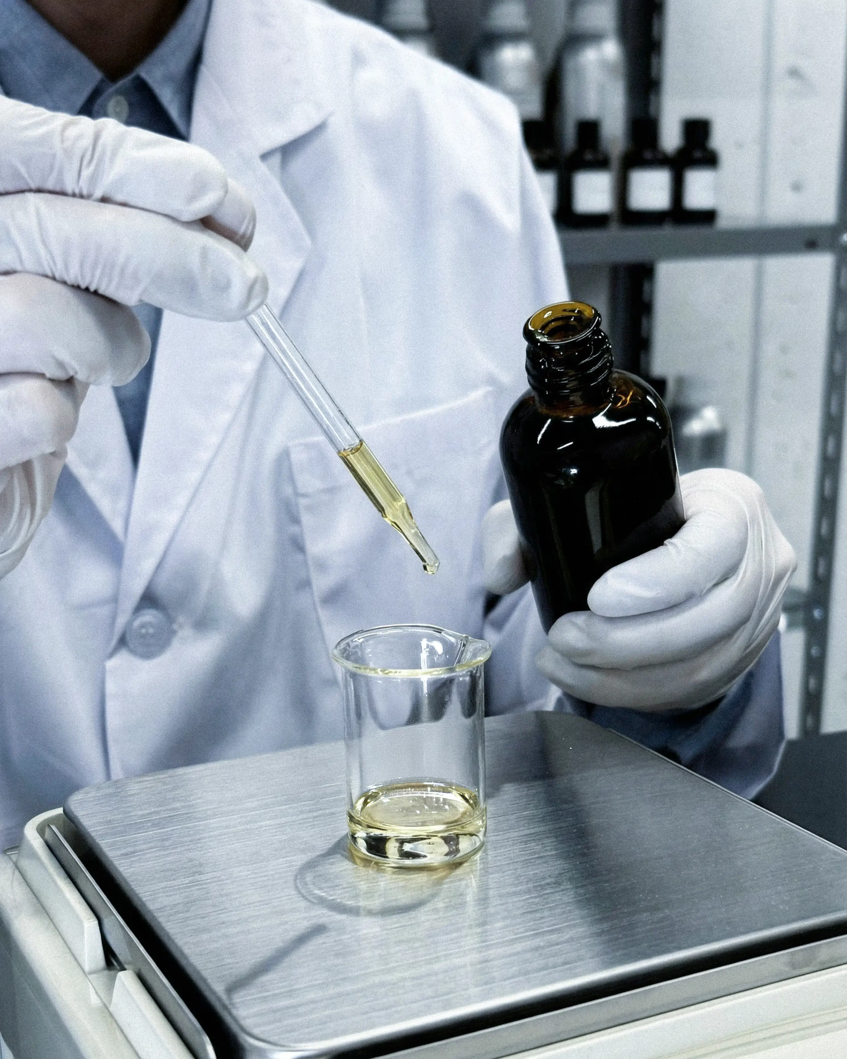 調香師がビーカーに香料を注いでいる様子